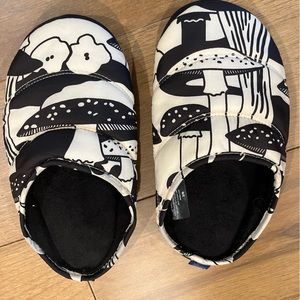 Baggu Puffy Slipper Mushroom pattern size S/M